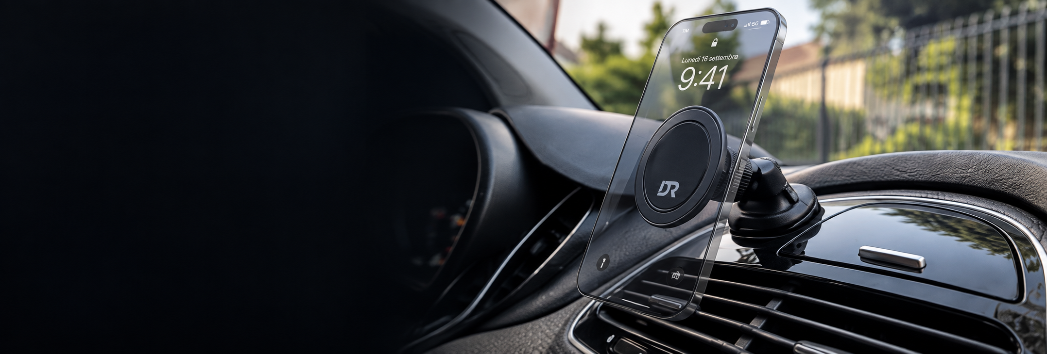 Supporto magnetico IDRS3D con smartphone installato in auto